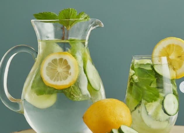 7 Benefits of Drinking Lemon Water Before Bedtime (At Night)